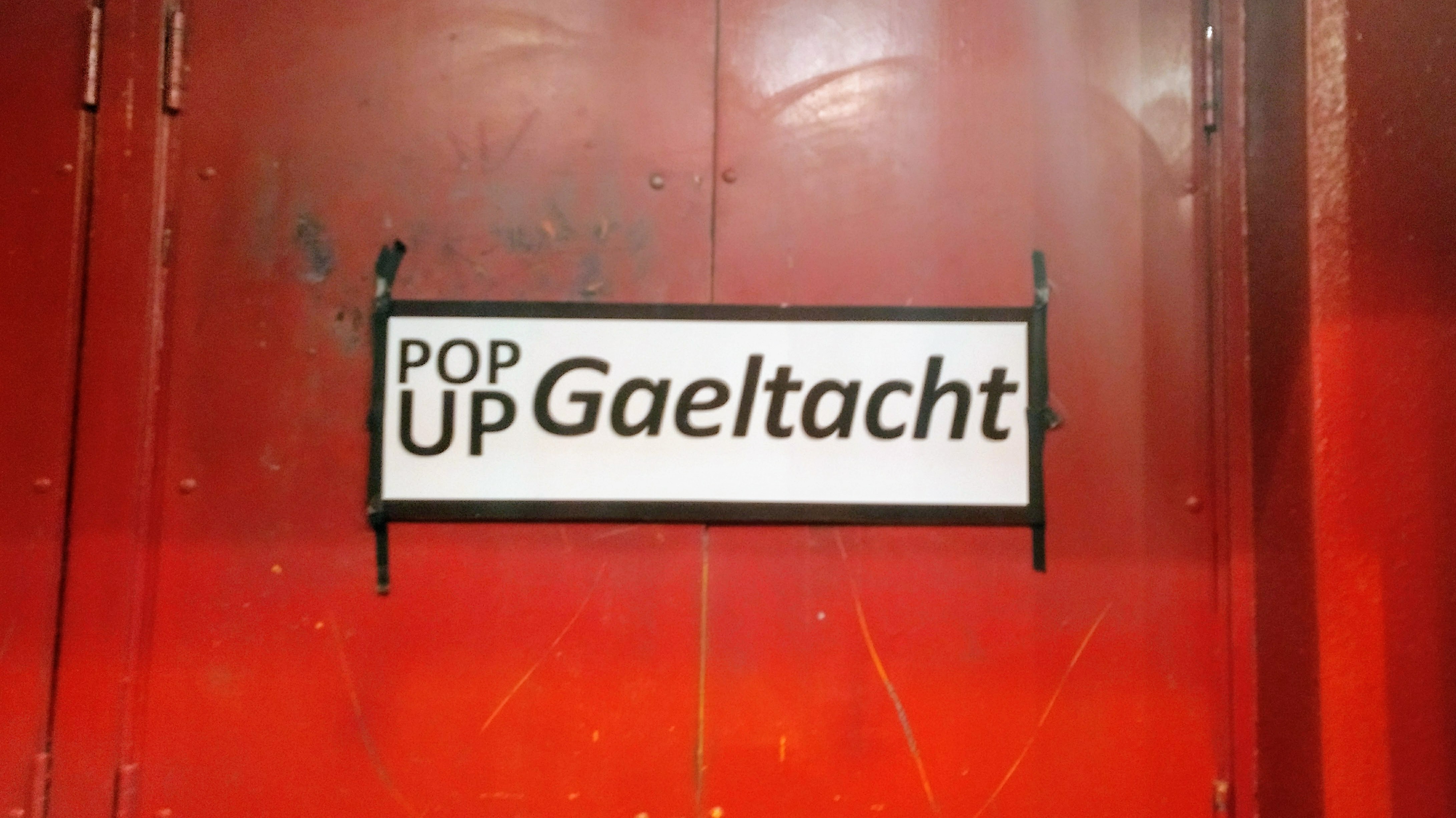 Tír gan teanga, tír gan craic