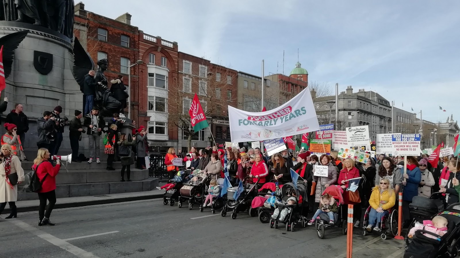 20,000 march on the Dáil over ‘absolute crisis’ in childcare