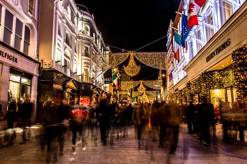 Many annoyed by Grafton Street crowds singing during lockdown